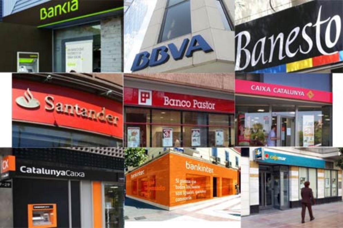 Detalles de carteles publicitarios de bancos y cajas en una misma calle.