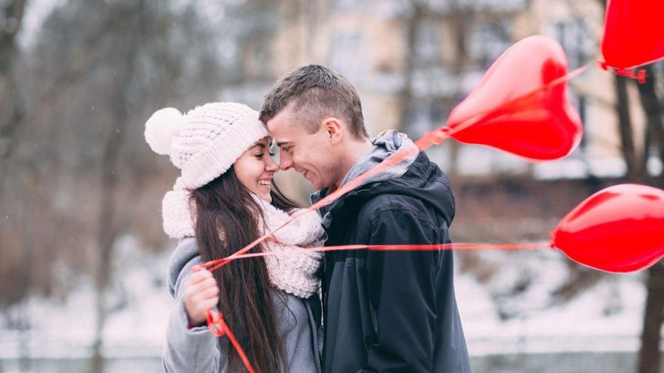 Una pareja de enamorados celebrando San Valentín.