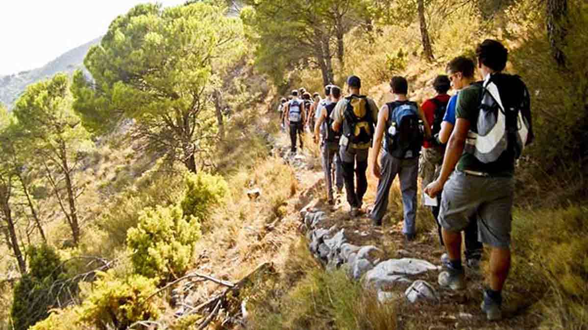 Accesorios básicos y precauciones para practicar senderismo