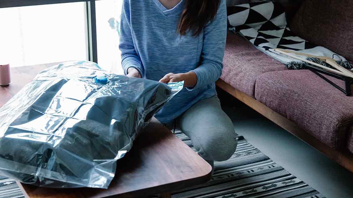 Cómo usar bolsas de vacío para reducir el volumen de los abrigos