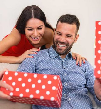 Mujer dando un regalo a un hombre en una caja sorpresa.