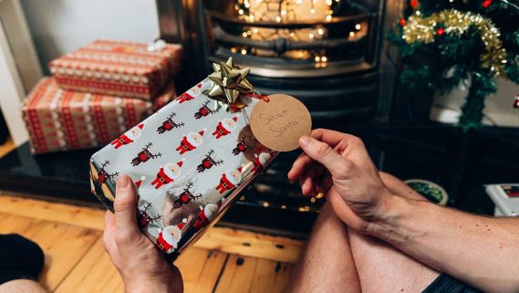 Una persona con un regalo de Navidad.