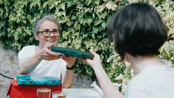 Una abuela recibiendo un regalo.