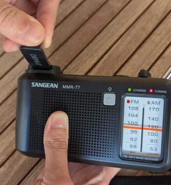 La radio Sangean MMR-77 funciona gracias a una dínamo, como se observa en imagen.