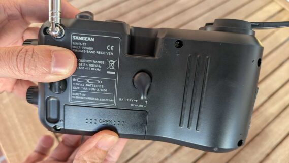 Parte trasera de la radio Sangean MMR-77, cuya principal característica es que funciona gracias a una dínamo, sin necesidad de pilas.