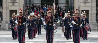 Comienza el cambio de guardia en el Palacio Real