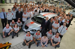 Los empleados junto al Seat 16 millones. seat-16-millones.jpg