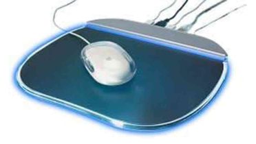 Alfombrilla de ratón luminosa que sirve como hub para cuatro puertos USB