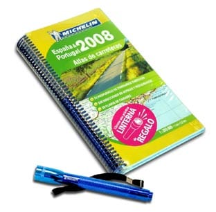 El atlas, junto a la linterna de regalo