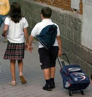 Niños que van al cole andando.