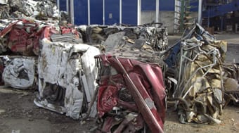 Los automóviles viejos, combustible para la industria