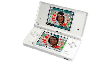 La nueva Nintendo DSi hace fotos, tiene acceso a Internet y sirve de reproductor musical
