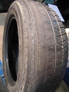 Neumático desgastado.