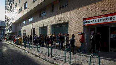 Los desempleados que agoten el paro y el subsidio cobrarán 420 euros