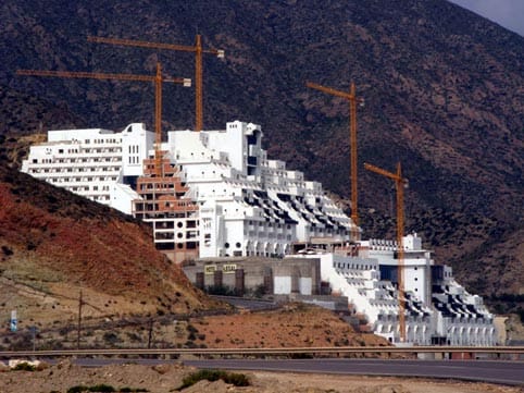 El hotel Algarrobico, en Carboneras Almería, claro ejemplo de exceso urbanística en primera línea de playa junto a la costa mediterránea.