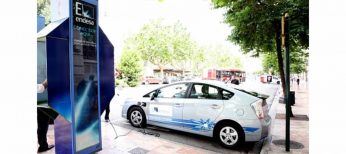 Valencia inaugura una cabina para recargar los vehículos eléctricos por un euro