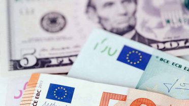 Devaluación euro-dólar: cómo actuar si te piden un recargo en las vacaciones