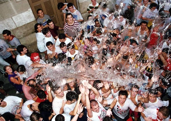 Fiesta de la Chúndara, desfile de peñas con mucha agua