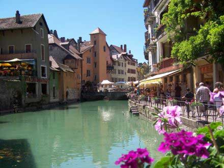 Annecy está entre Suiza e Italia.