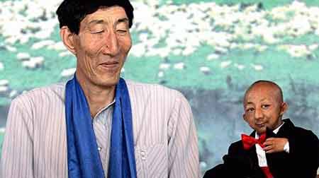 El hombre adulto vivo más alto del mundo (240 cm) junto al hombre adulto vivo más bajo del mundo (74 cm).