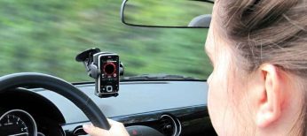 Manos libres para el coche que reproduce llamadas, las instrucciones del navegador GPS y la música del móvil