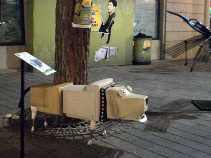 Perro hecho con material reciclado.