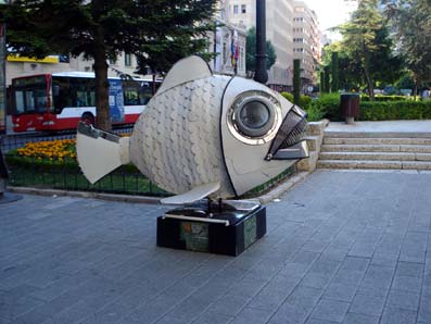 Piraña blanca hecha con material reciclado.