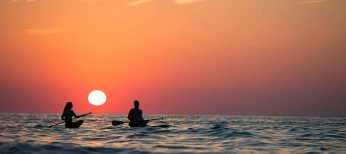 Descubre qué es el paddle surf, el deporte de moda en las playas de Tarifa