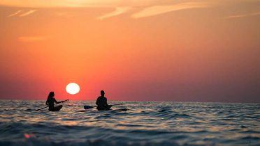 Descubre qué es el paddle surf, el deporte de moda en las playas de Tarifa