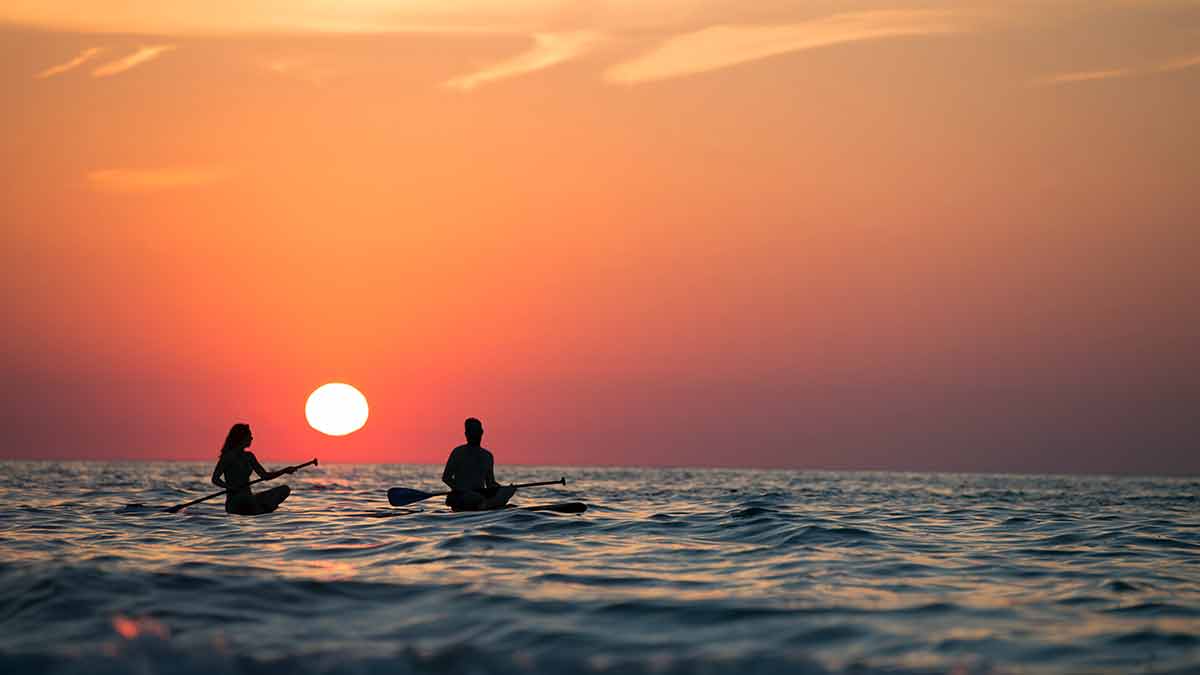 Por qué está de moda el paddle surf y cuánto puede costarme una tabla (¡y  un equipo!) para practicarlo