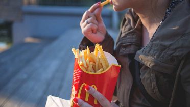 Los españoles somos los que menos nos gastamos en la comida rápida de McDonald’s y Burger King