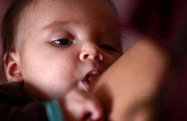 Cada vez los niños van a la guardería antes debido a que los padres no quieren sacrificar sus trabajos.