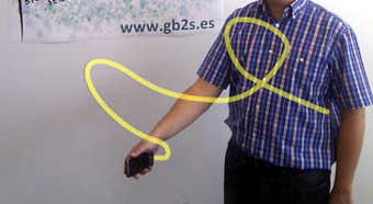 Uno de los investigadores del GB2S realizando su firma en el aire para autenticarse en el sistema. 