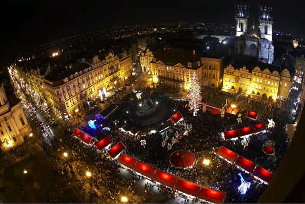 Mercadillo navideño de Praga, a vista de pájaro.