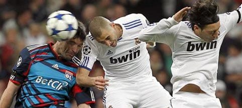 Remate de cabeza a un balón de fútbol.