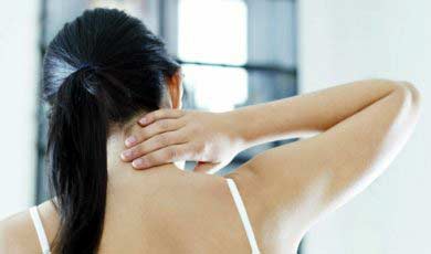 Una mujer se queda de un dolor de cuello.