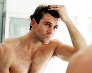 Un joven comprueba las entradas que le empiezan a aparecer.