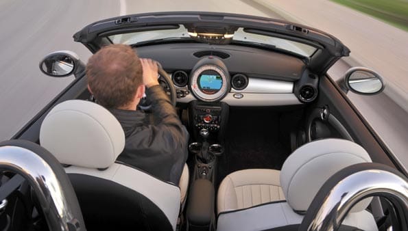 Interior del Mini Roadster, caracterizado por ser un biplaza descapotable.