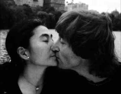 John Lennon y Yoko Ono besándose.