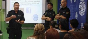 La Policía Nacional explica en colegios a profesores, padres y alumnos cómo hacer frente al acoso escolar, drogas, violencia o riesgos de las nuevas tecnologías