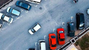 Las ciudades más caras para aparcar el coche en la calle son San Sebastián, Barcelona y Valencia, que casi llegan a 2 euros por poco más de media hora