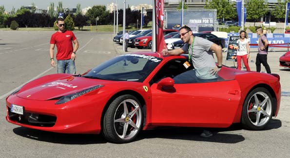 El en Salón del Automóvil de Madrid se puede conducir un Ferrari por un precio de 60 euros.