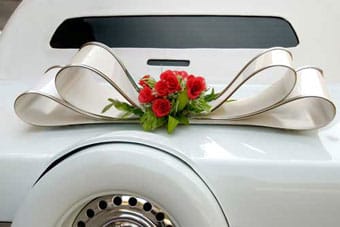 Coche de boda decorado.