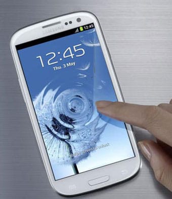 Un usuario con su teléfono smartphone Samsung Galaxy SIII.