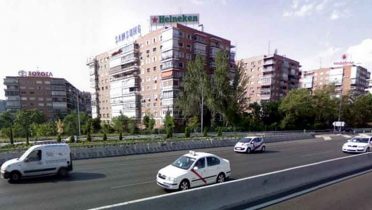 Edificios con publicidad en las azoteas a la entrada de Madrid por la Avenida de América.