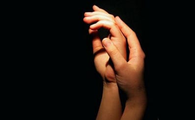 Dos manos acariciándose.