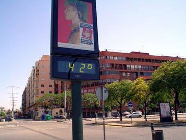 Termómetro en la calle que recoge una temperatura de 42 grados.