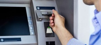 Así usan los aparatos de skimming instalados en cajeros automáticos para clonar tu tarjeta de crédito