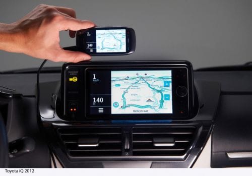 Pantalla de un teléfono smartphone integrada en el frontal del Toyota iQ.