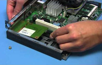 Proceso de ensamblaje de las piezas de un ordenador.